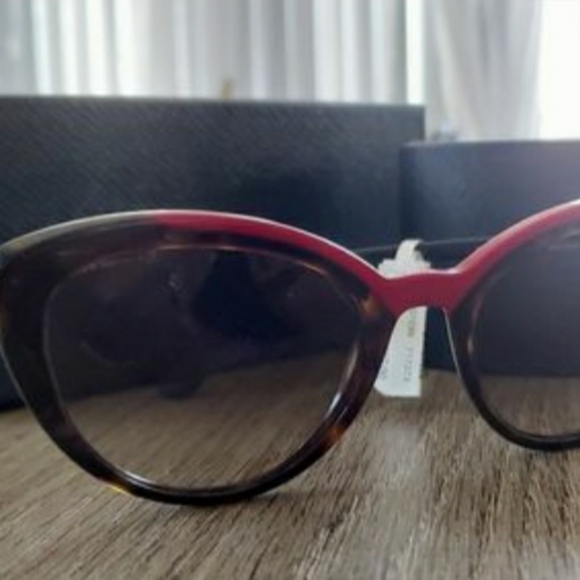 ⛔ SOLD Prada sunglasses - Picture 4 of 5